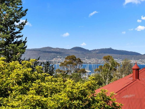 Sandy Bay Apartment With Hobart River View, Near UTAS - Stroll To Cafes And Shops - Accommodation in Brisbane 1