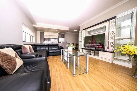 Spacious 3bed Apt With Pool & Gym Near Parramatta - Accommodation in Brisbane 3