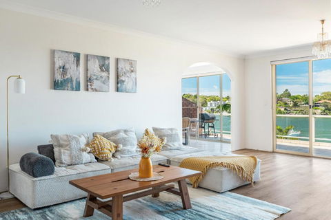 Stunning Waterfront Place With Swimpool, Harbour View And Free P - Accommodation in Brisbane 0