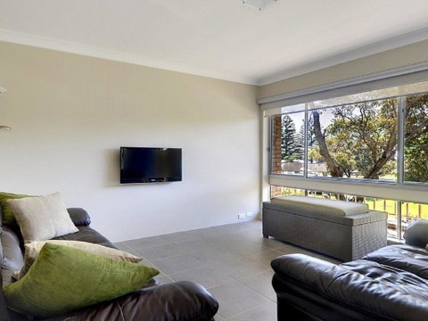 Beachside Getaway - 150m To Beach - Accommodation in Brisbane 1