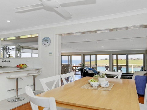 Beachview - Walking Track Straight Down To The Beach - Accommodation in Brisbane 3