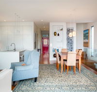 Beautiful Renovated Home With Water Views and Yard - Accommodation in Brisbane