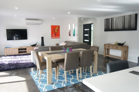 Ben's Place - Modern & Convenient - Accommodation in Brisbane 0