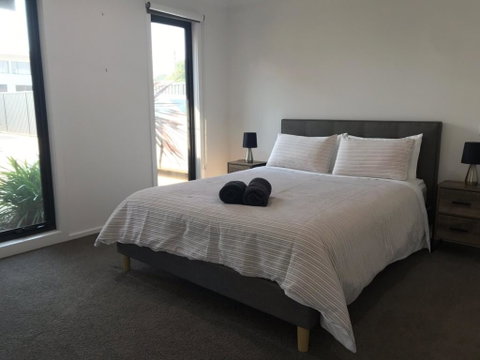 Ben's Place - Modern & Convenient - Accommodation in Brisbane 2