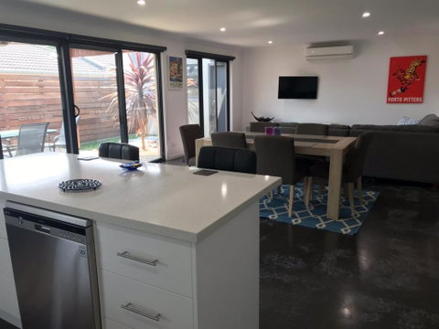 Ben's Place - Modern & Convenient - Accommodation in Brisbane 1