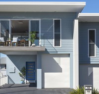 Blue Pelican - pacific views walk to beach - Accommodation in Brisbane