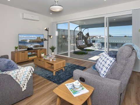 Blue Pelican - Pacific Views, Walk To Beach - Accommodation in Brisbane 1