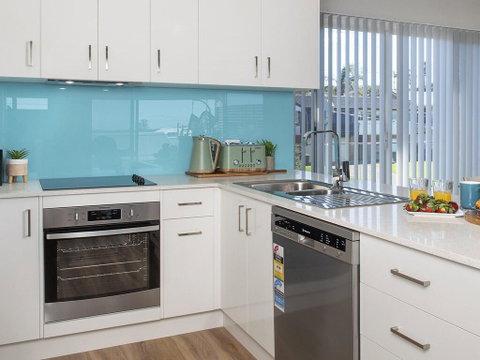 Blue Pelican - Pacific Views, Walk To Beach - Accommodation in Brisbane 2