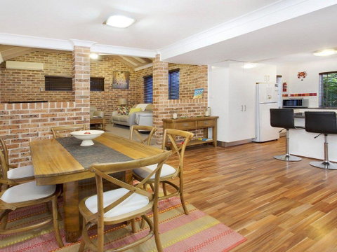 Bombo Blue - Pet Friendly Townhouse - Accommodation in Brisbane 1