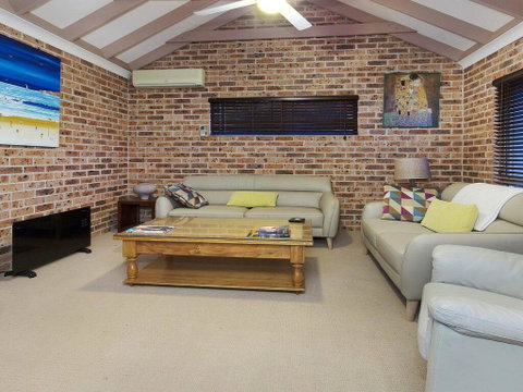 Bombo Blue - Pet Friendly Townhouse - Accommodation in Brisbane 3