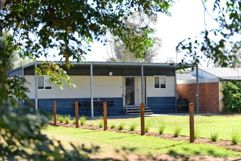 The Jetty Hut - Lake Frontage Barmera Riverland - Accommodation in Brisbane 1