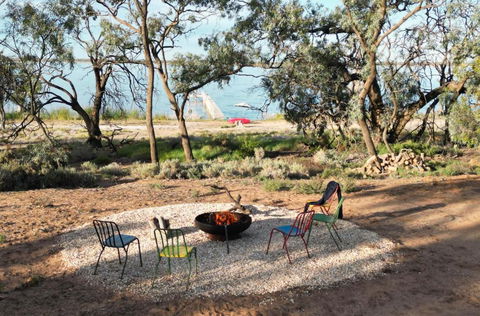 The Jetty Hut - Lake Frontage Barmera Riverland - Accommodation in Brisbane 3