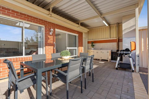 The Shamrock House A - Accommodation in Brisbane 1
