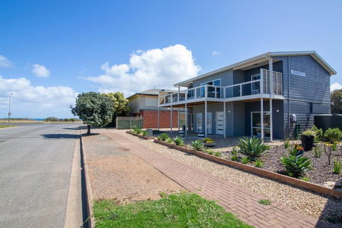 Xanadu - Aldinga Beach - C21 SouthCoast Holidays - Accommodation in Brisbane 1