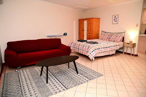 Spacious Studio In AliceSprings QueenBed+KSAirbed - Accommodation in Brisbane 0