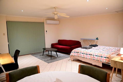 Spacious Studio In AliceSprings QueenBed+KSAirbed - Accommodation in Brisbane 1