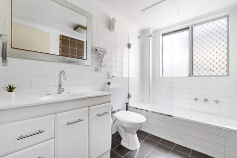 Warm Oasis At Parramatta- 2 BR - Free Parking - Near Shops - Accommodation in Brisbane 3