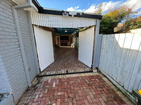 Yours 3 Bedrooms House - Granny Flat Close To Park - Accommodation in Brisbane 1