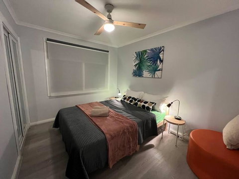 Yours 3 Bedrooms House - Granny Flat Close To Park - Accommodation in Brisbane 2