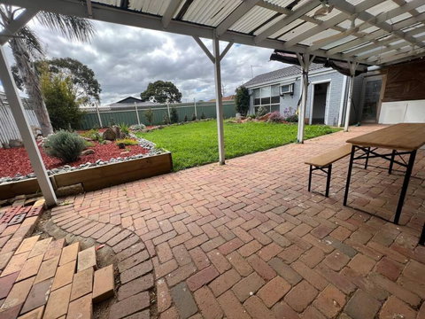 Yours 3 Bedrooms House - Granny Flat Close To Park - Accommodation in Brisbane 3