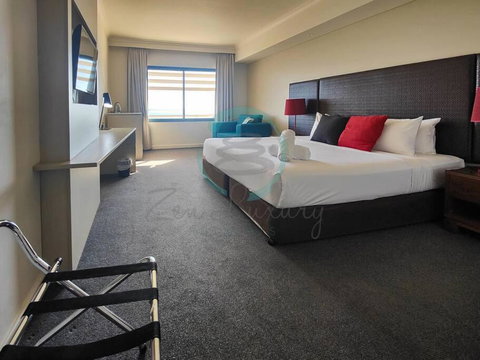 ZEN88 ESPLANADE: Hotel Suite W/ Ocean/Sunset Views - Accommodation in Brisbane 1