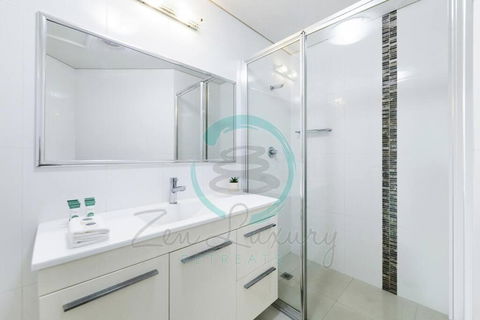 Zen On Stuart: 3-BR Penthouse Pad + Pool + BBQ - Accommodation in Brisbane 2