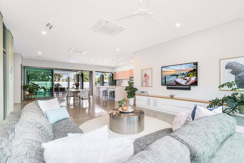 ZenLux Massive 5-BR Holiday Home - Pool - BBQ - Accommodation in Brisbane 2